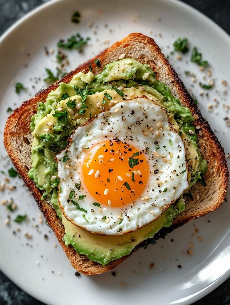 Proteínový toast s avokádom a vajcom